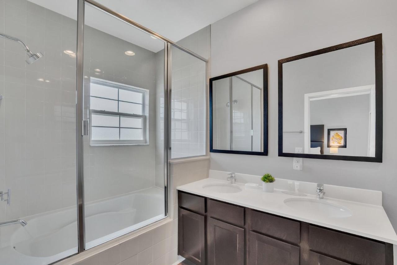 Upscale 2Br Lakefront Townhome - Private Hot Tub! ออร์ลันโด ภายนอก รูปภาพ