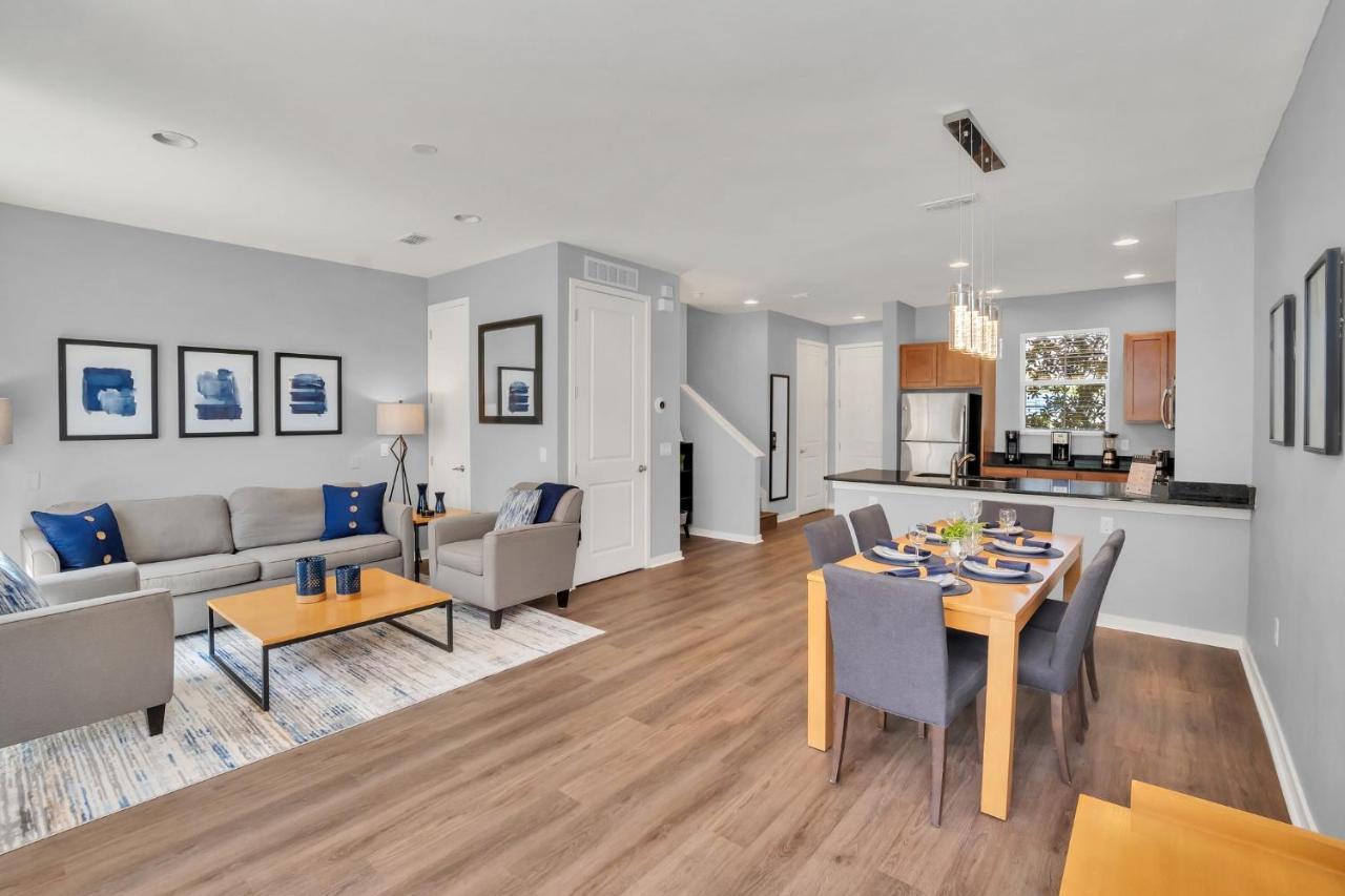 Upscale 2Br Lakefront Townhome - Private Hot Tub! ออร์ลันโด ภายนอก รูปภาพ